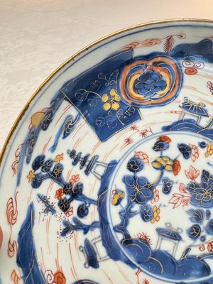 A Chinese Imari-style plate with landscape design, Johanneum mark, ex-collection of August the Strong, Kangxi — foto 3