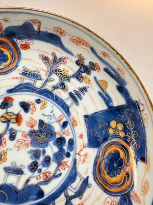 A Chinese Imari-style plate with landscape design, Johanneum mark, ex-collection of August the Strong, Kangxi — foto 4