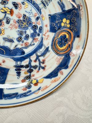 A Chinese Imari-style plate with landscape design, Johanneum mark, ex-collection of August the Strong, Kangxi — foto 5