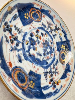 A Chinese Imari-style plate with landscape design, Johanneum mark, ex-collection of August the Strong, Kangxi — foto 6