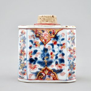 A Chinese Imari-style teacaddy, a salad dish and a blue and white plate, Qianlong — photo 6