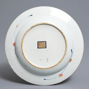 A Chinese Imari style teapot and a plate with bird on parchment design, Kangxi/Yongzheng — 照片 3