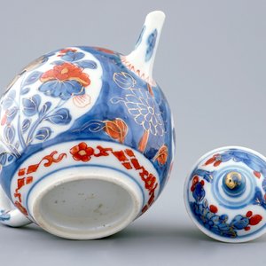 A Chinese Imari style teapot and cover, Qianlong, 18th C. — photo 3