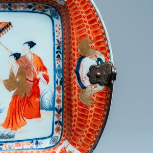 A Chinese Imari-style tray after Cornelis Pronk: 'Dames au parasol', Qianlong — photo 4