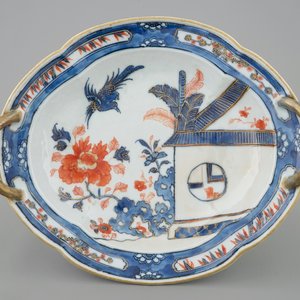 A Chinese Imari style two-handled oval dish on stand, Qianlong, 18th C. — 照片 1