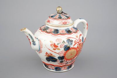 A Chinese Imari teapot and cover, 17/18th C.