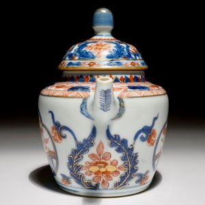 A Chinese Imari teapot with ruyi-shaped panels, Kangxi — 照片 3