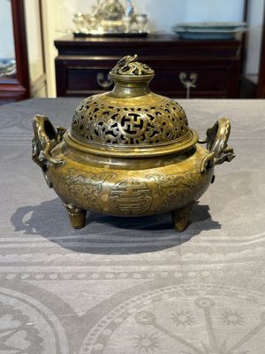 A Chinese imperial archaistic gold-splashed bronze censer and cover with chilong and 'shou' design, Xuande mark, 17th C. — 照片 1