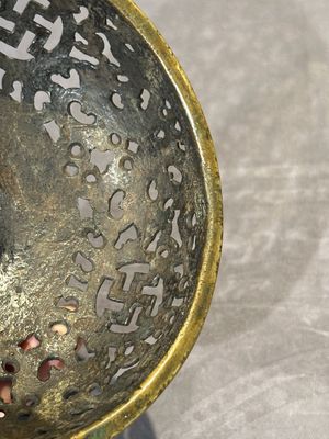 A Chinese imperial archaistic gold-splashed bronze censer and cover with chilong and 'shou' design, Xuande mark, 17th C. — 照片 11
