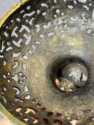 A Chinese imperial archaistic gold-splashed bronze censer and cover with chilong and 'shou' design, Xuande mark, 17th C. — 照片 12