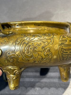 A Chinese imperial archaistic gold-splashed bronze censer and cover with chilong and 'shou' design, Xuande mark, 17th C. — 照片 18
