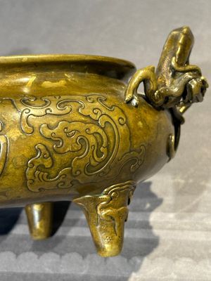 A Chinese imperial archaistic gold-splashed bronze censer and cover with chilong and 'shou' design, Xuande mark, 17th C. — 照片 20
