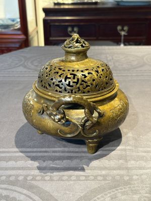A Chinese imperial archaistic gold-splashed bronze censer and cover with chilong and 'shou' design, Xuande mark, 17th C. — 照片 2