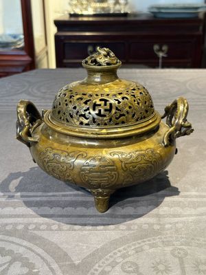 A Chinese imperial archaistic gold-splashed bronze censer and cover with chilong and 'shou' design, Xuande mark, 17th C. — 照片 3