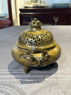 A Chinese imperial archaistic gold-splashed bronze censer and cover with chilong and 'shou' design, Xuande mark, 17th C. — 照片 4
