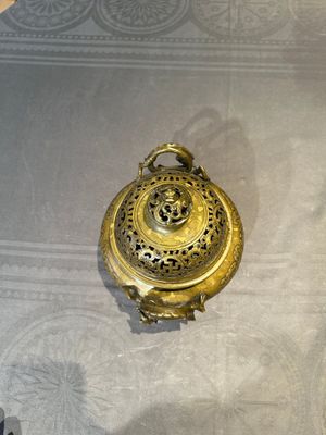 A Chinese imperial archaistic gold-splashed bronze censer and cover with chilong and 'shou' design, Xuande mark, 17th C. — 照片 5