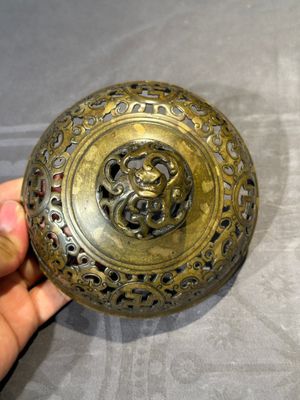 A Chinese imperial archaistic gold-splashed bronze censer and cover with chilong and 'shou' design, Xuande mark, 17th C. — 照片 6