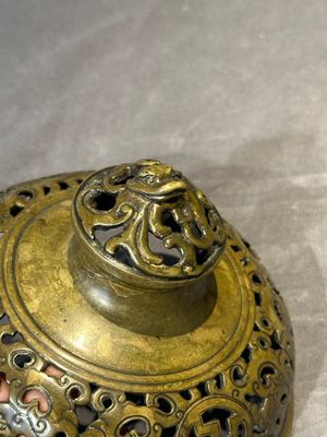 A Chinese imperial archaistic gold-splashed bronze censer and cover with chilong and 'shou' design, Xuande mark, 17th C. — 照片 7