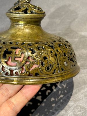 A Chinese imperial archaistic gold-splashed bronze censer and cover with chilong and 'shou' design, Xuande mark, 17th C. — 照片 8