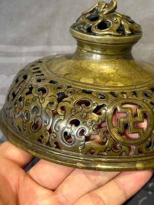 A Chinese imperial archaistic gold-splashed bronze censer and cover with chilong and 'shou' design, Xuande mark, 17th C. — 照片 9