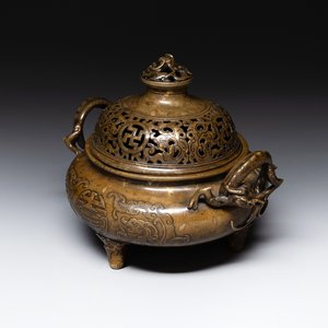 A Chinese imperial archaistic gold-splashed bronze censer and cover with chilong and 'shou' design, Xuande mark, 17th C. — 照片 1