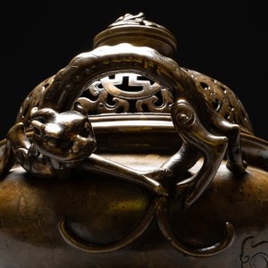 A Chinese imperial archaistic gold-splashed bronze censer and cover with chilong and 'shou' design, Xuande mark, 17th C. — 照片 2