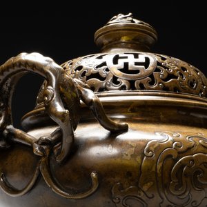 A Chinese imperial archaistic gold-splashed bronze censer and cover with chilong and 'shou' design, Xuande mark, 17th C. — 照片 3