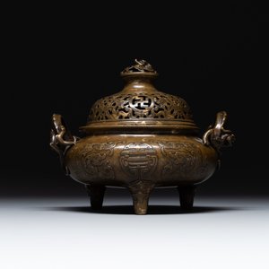 A Chinese imperial archaistic gold-splashed bronze censer and cover with chilong and 'shou' design, Xuande mark, 17th C. — 照片 4