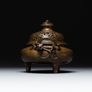 A Chinese imperial archaistic gold-splashed bronze censer and cover with chilong and 'shou' design, Xuande mark, 17th C. — 照片 5