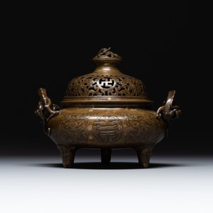 A Chinese imperial archaistic gold-splashed bronze censer and cover with chilong and 'shou' design, Xuande mark, 17th C. — 照片 6