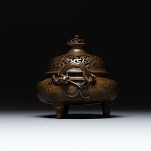 A Chinese imperial archaistic gold-splashed bronze censer and cover with chilong and 'shou' design, Xuande mark, 17th C. — 照片 7