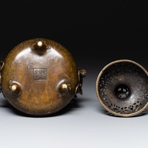 A Chinese imperial archaistic gold-splashed bronze censer and cover with chilong and 'shou' design, Xuande mark, 17th C. — 照片 9