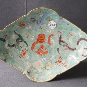 A Chinese imperial quatrefoil 'dragons' dish on foot, Jiaqing mark and of the period — 照片 20
