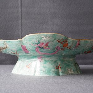 A Chinese imperial quatrefoil 'dragons' dish on foot, Jiaqing mark and of the period — 照片 24