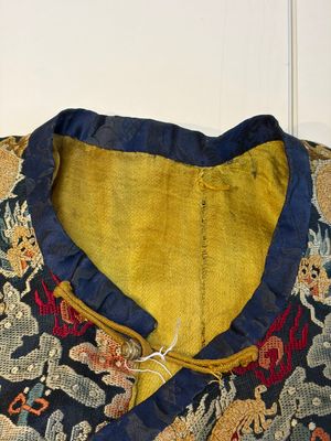 A Chinese imperial yellow-ground embroidered silk 'Nine Symbols' lady's 'Dragon' robe, 'Ji Fu' 吉服, 19th C. — foto 1