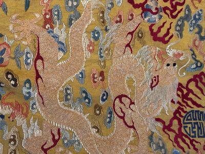 A Chinese imperial yellow-ground embroidered silk 'Nine Symbols' lady's 'Dragon' robe, 'Ji Fu' 吉服, 19th C. — foto 11