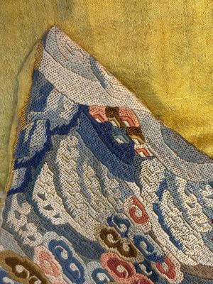 A Chinese imperial yellow-ground embroidered silk 'Nine Symbols' lady's 'Dragon' robe, 'Ji Fu' 吉服, 19th C. — foto 13