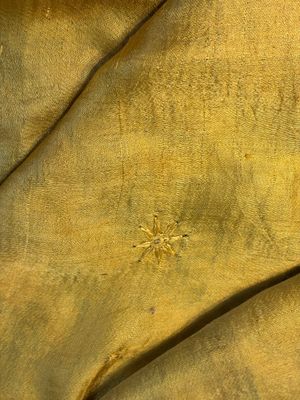 A Chinese imperial yellow-ground embroidered silk 'Nine Symbols' lady's 'Dragon' robe, 'Ji Fu' 吉服, 19th C. — foto 14