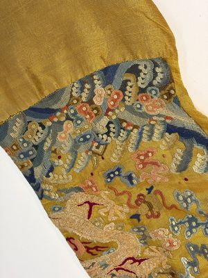 A Chinese imperial yellow-ground embroidered silk 'Nine Symbols' lady's 'Dragon' robe, 'Ji Fu' 吉服, 19th C. — foto 15
