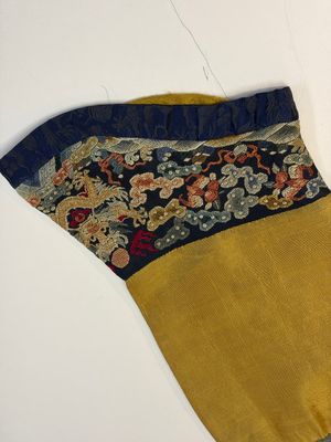 A Chinese imperial yellow-ground embroidered silk 'Nine Symbols' lady's 'Dragon' robe, 'Ji Fu' 吉服, 19th C. — foto 16