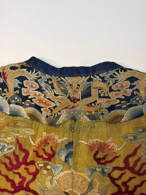 A Chinese imperial yellow-ground embroidered silk 'Nine Symbols' lady's 'Dragon' robe, 'Ji Fu' 吉服, 19th C. — foto 18