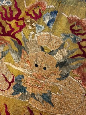 A Chinese imperial yellow-ground embroidered silk 'Nine Symbols' lady's 'Dragon' robe, 'Ji Fu' 吉服, 19th C. — foto 20