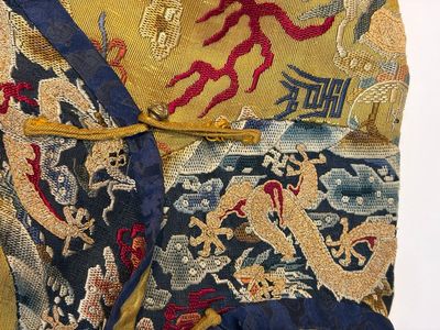 A Chinese imperial yellow-ground embroidered silk 'Nine Symbols' lady's 'Dragon' robe, 'Ji Fu' 吉服, 19th C. — foto 2