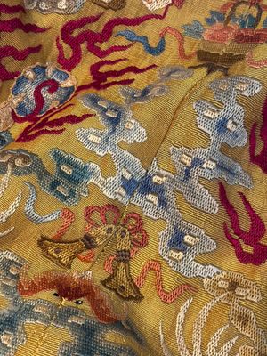 A Chinese imperial yellow-ground embroidered silk 'Nine Symbols' lady's 'Dragon' robe, 'Ji Fu' 吉服, 19th C. — foto 21