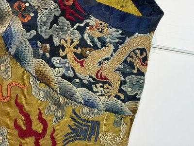 A Chinese imperial yellow-ground embroidered silk 'Nine Symbols' lady's 'Dragon' robe, 'Ji Fu' 吉服, 19th C. — foto 3