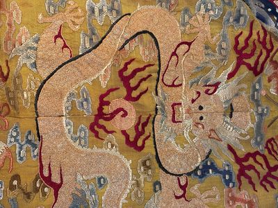 A Chinese imperial yellow-ground embroidered silk 'Nine Symbols' lady's 'Dragon' robe, 'Ji Fu' 吉服, 19th C. — foto 5