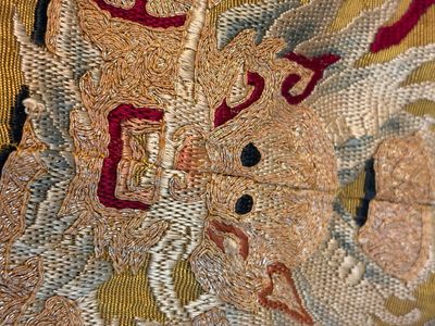 A Chinese imperial yellow-ground embroidered silk 'Nine Symbols' lady's 'Dragon' robe, 'Ji Fu' 吉服, 19th C. — foto 6