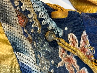 A Chinese imperial yellow-ground embroidered silk 'Nine Symbols' lady's 'Dragon' robe, 'Ji Fu' 吉服, 19th C. — foto 7