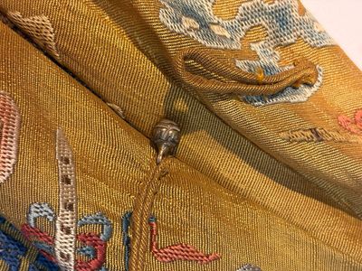 A Chinese imperial yellow-ground embroidered silk 'Nine Symbols' lady's 'Dragon' robe, 'Ji Fu' 吉服, 19th C. — foto 8