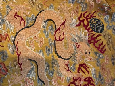 A Chinese imperial yellow-ground embroidered silk 'Nine Symbols' lady's 'Dragon' robe, 'Ji Fu' 吉服, 19th C. — foto 9